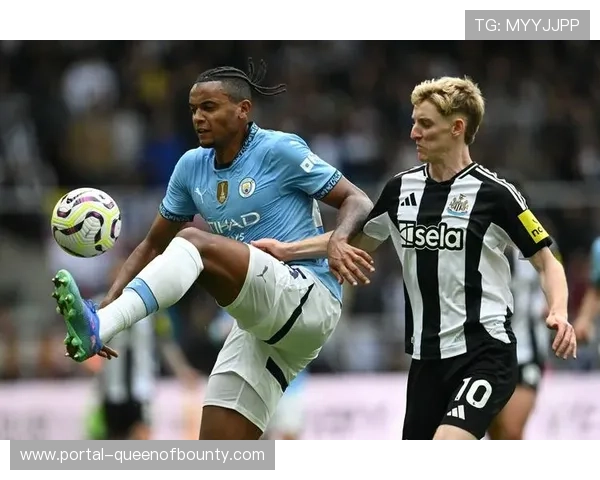 曼城球员罗德里染红离场，球队失利后神情落寞